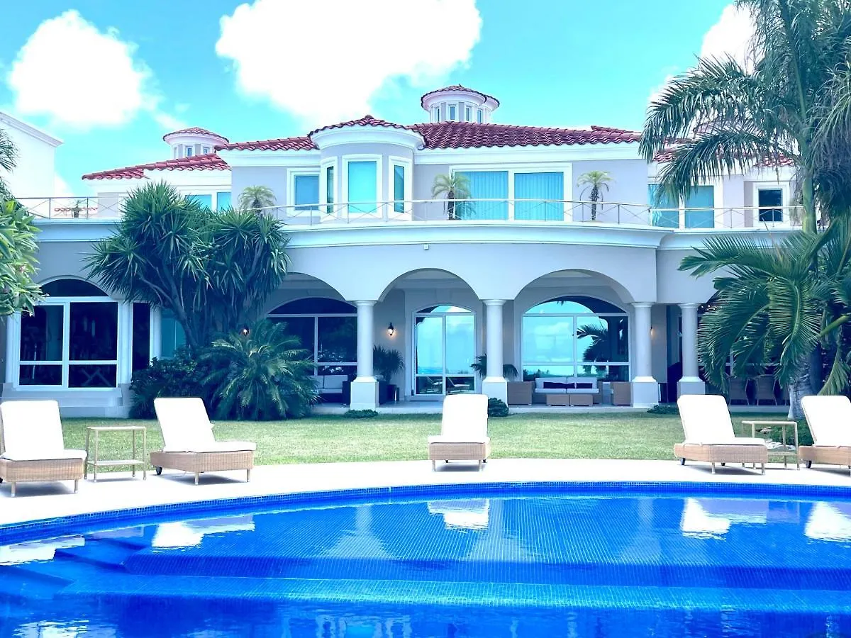 Exclusive Beachfront Luxury Villa, Private Gym, Personalized 5 Star-Service, Beach Direct Access カンクン ヴィラ