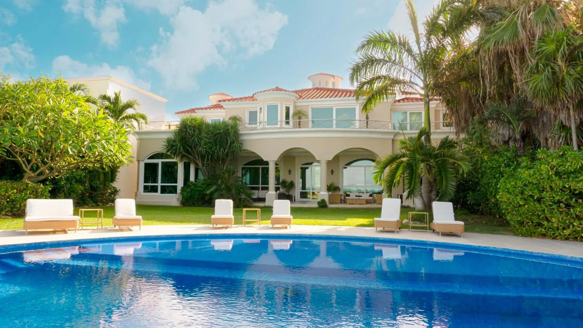 Exclusive Beachfront Luxury Villa, Private Gym, Personalized 5 Star-Service, Beach Direct Access カンクン