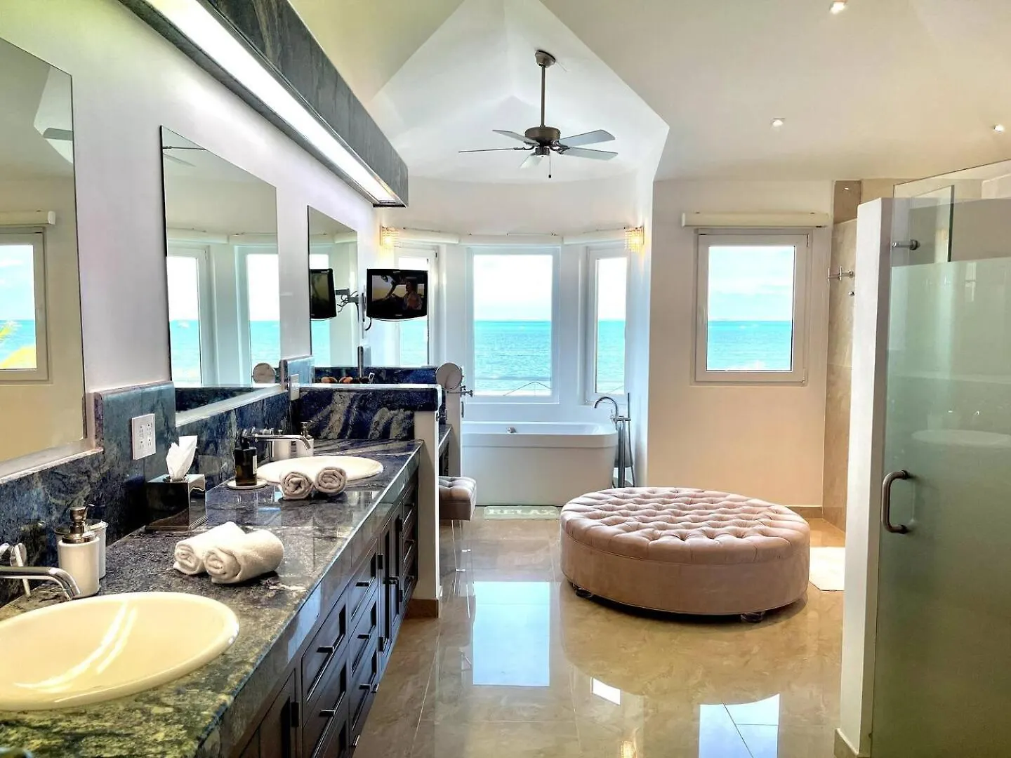 Exclusive Beachfront Luxury Villa, Private Gym, Personalized 5 Star-Service, Beach Direct Access Κανκούν Βίλα