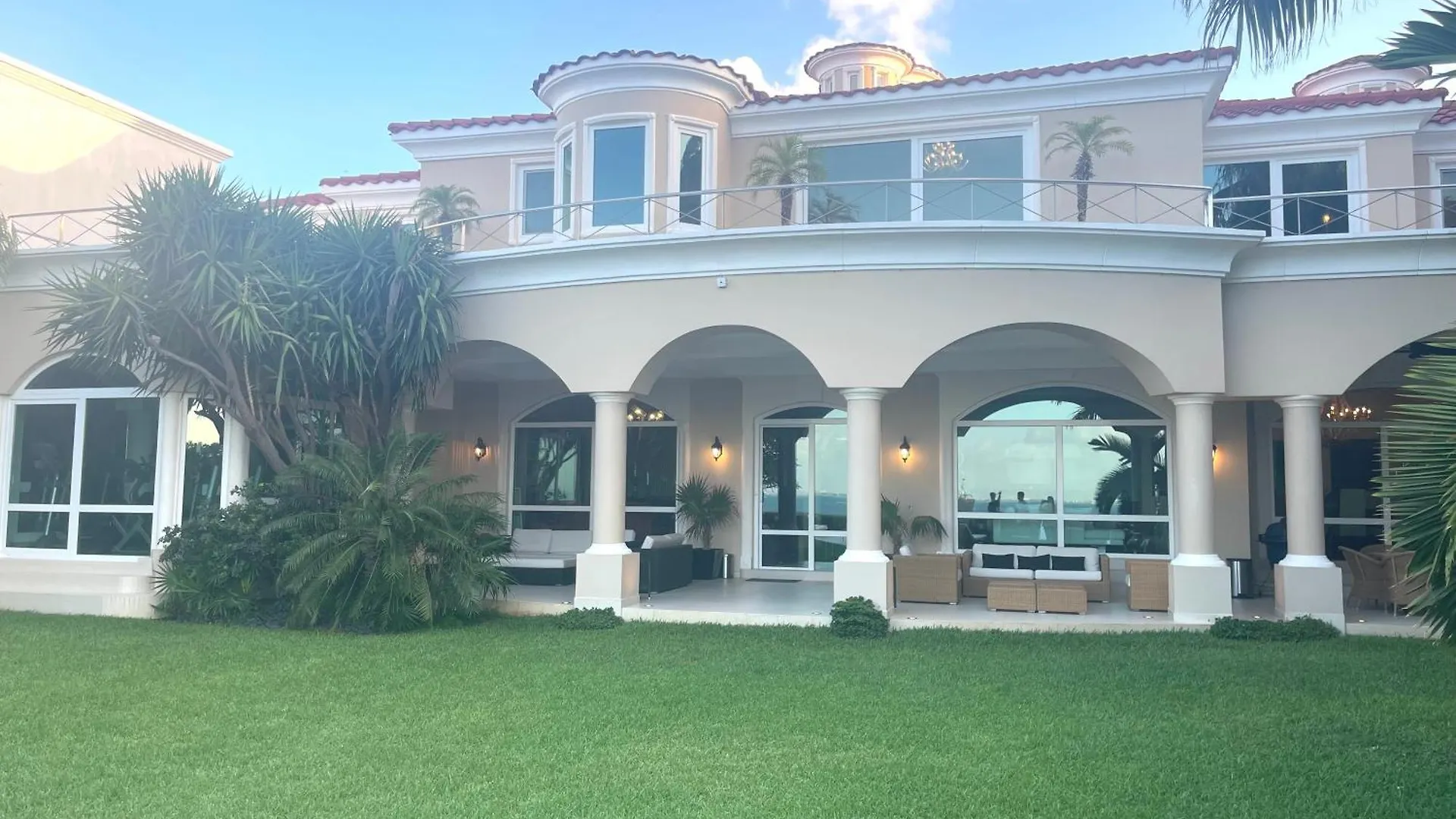 Exclusive Beachfront Luxury Villa, Private Gym, Personalized 5 Star-Service, Beach Direct Access Κανκούν
