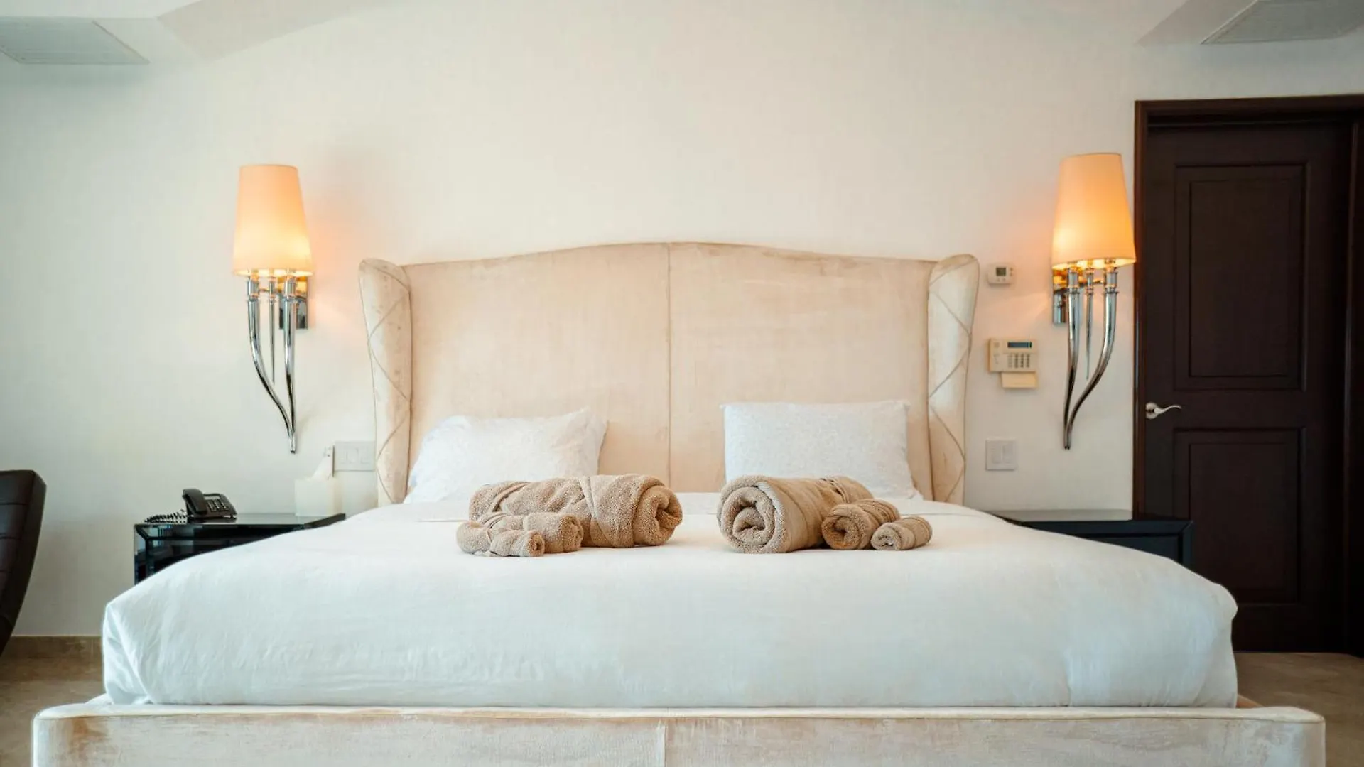 Exclusive Beachfront Luxury Villa, Private Gym, Personalized 5 Star-Service, Beach Direct Access Cancun 0*,