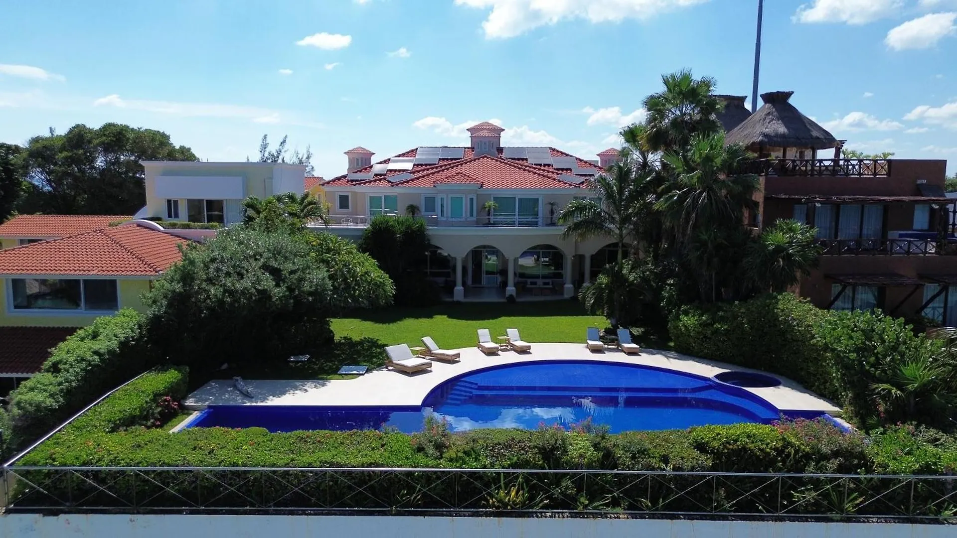 Exclusive Beachfront Luxury Villa, Private Gym, Personalized 5 Star-Service, Beach Direct Access Cancun Meksika
